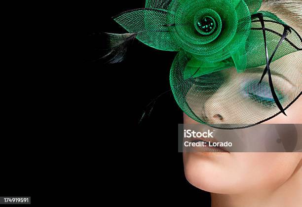 Frau Mit Mehrfarbigen Makeup Mit Grünen Hut Stockfoto und mehr Bilder von Augen geschlossen - Augen geschlossen, Blau, Blondes Haar