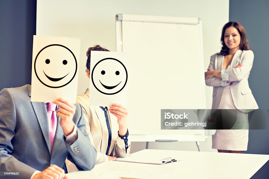 Equipe de negócios feliz sorriso de retenção - Royalty-free Cara Alegre Foto de stock