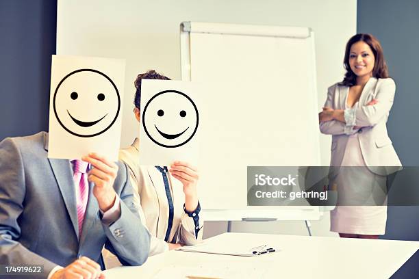 Equipe De Negócios Feliz Sorriso De Retenção - Fotografias de stock e mais imagens de Cara Alegre - Cara Alegre, Adulto, Anúncio de trabalho