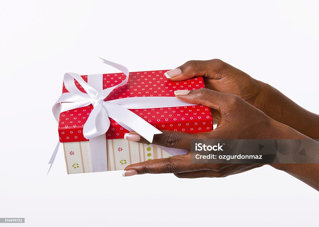 Mano umana che tiene una scatola regalo - Foto stock royalty-free di Regalo