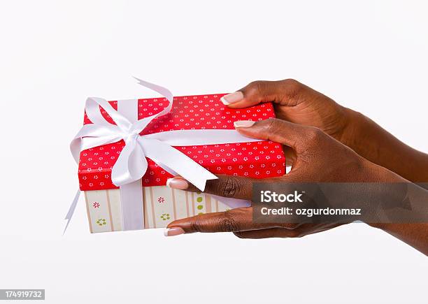 Mano Umana Che Tiene Una Scatola Regalo - Fotografie stock e altre immagini di Regalo - Regalo, Dare, Popolo di discendenza africana