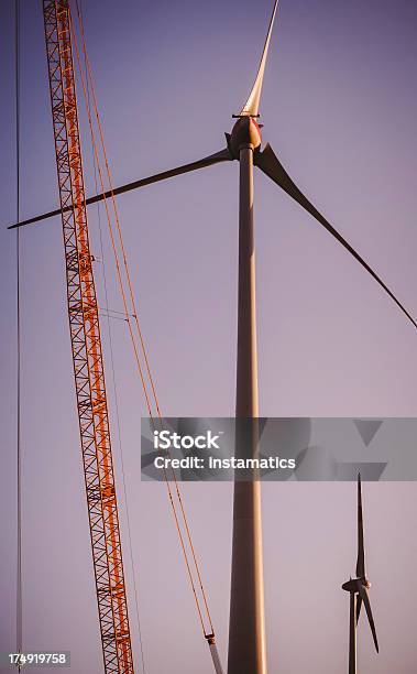 두 풍력 터빈 공사장 두루미 앳 선셋 크레인에 대한 스톡 사진 및 기타 이미지 - 크레인, 태양-하늘, 풍력발전기