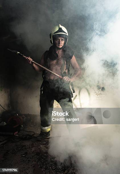 Fireman In Aktion Stockfoto und mehr Bilder von Aktivitäten und Sport - Aktivitäten und Sport, Arbeiten, Autorität