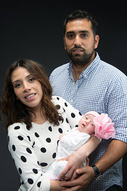 familia joven - newborn spanish and portuguese ethnicity studio shot lifestyles fotografías e imágenes de stock