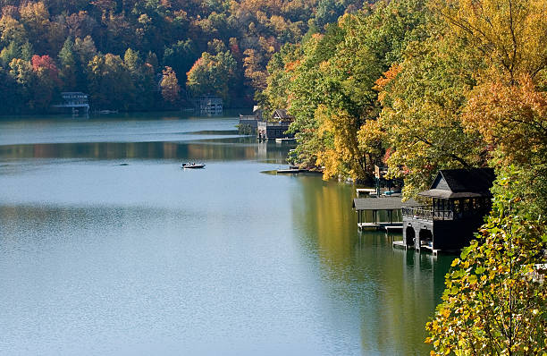 Lago de otoño escena - foto de stock