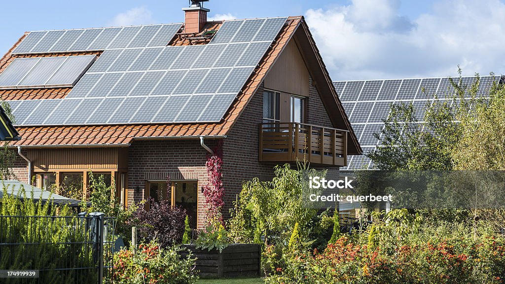 Häuser mit Solarzellen - Lizenzfrei Sonnenkollektor Stock-Foto