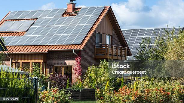 Häuser Mit Solarzellen Stockfoto und mehr Bilder von Sonnenkollektor - Sonnenkollektor, Wohnhaus, Solarkraftwerk