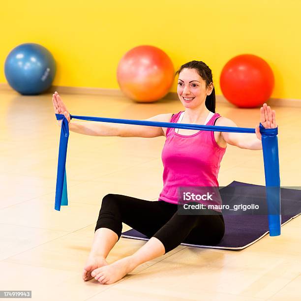 Photo libre de droit de Femme Exercices De Pilates Avec Bande En Caoutchouc Bleu banque d'images et plus d'images libres de droit de 30-34 ans