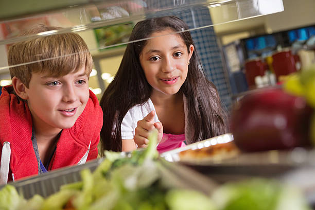 estudiantes elección saludable o la comida no saludable en la escuela almuerzo de dos líneas - tray lunch education food fotografías e imágenes de stock