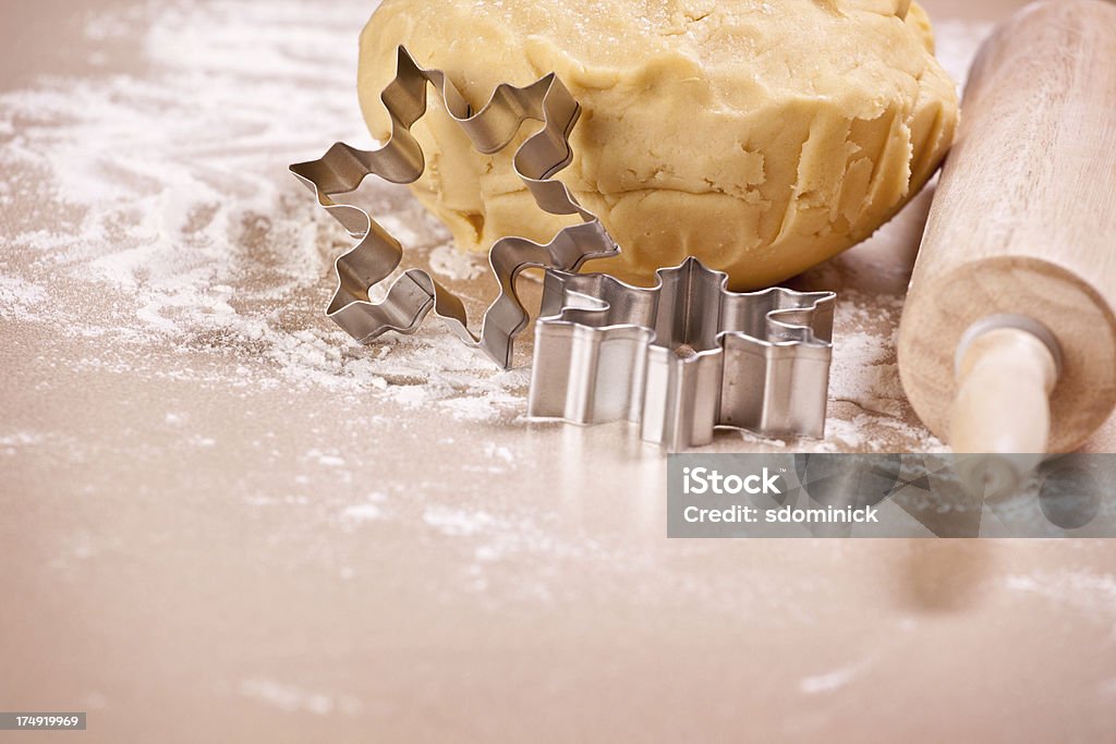 Biscotto allo zucchero impasto con frese con fiocchi di neve e Mattarello - Foto stock royalty-free di Ambientazione interna