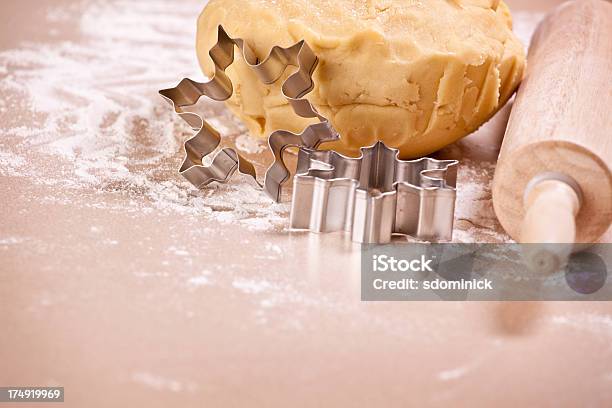 Biscotto Allo Zucchero Impasto Con Frese Con Fiocchi Di Neve E Mattarello - Fotografie stock e altre immagini di Ambientazione interna