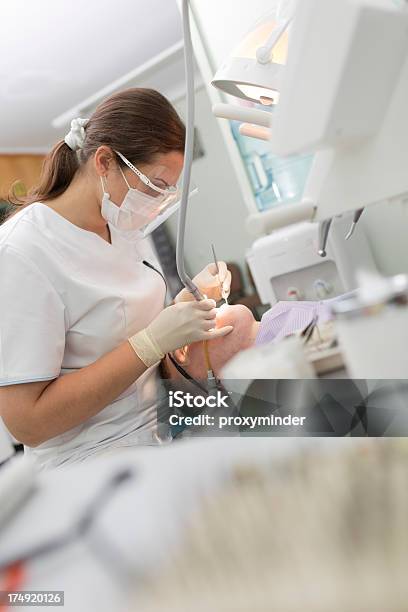 Patient In Zahnärztliche Büro Und Zahnarzt Stockfoto und mehr Bilder von Ausrüstung und Geräte - Ausrüstung und Geräte, Bildschärfe, Erwachsene Person