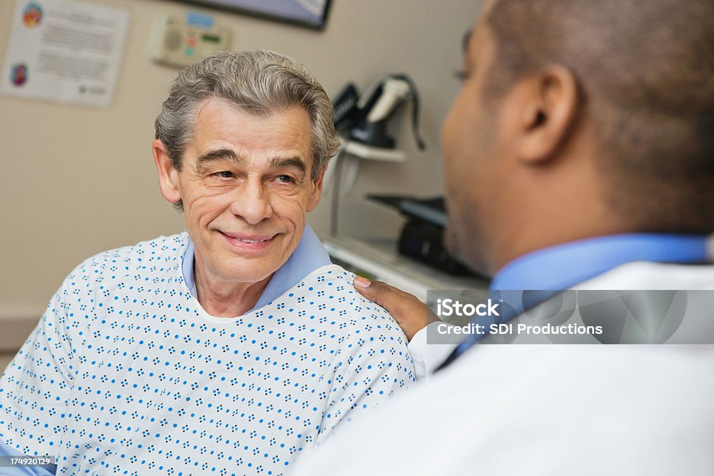 Senior erwachsenen Patienten hören Arzt im Krankenhaus - Lizenzfrei Afrikanischer Abstammung Stock-Foto