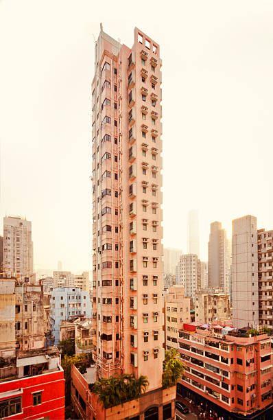 appartements gratte-ciel de hong kong - too small architecture in a row apartment photos et images de collection
