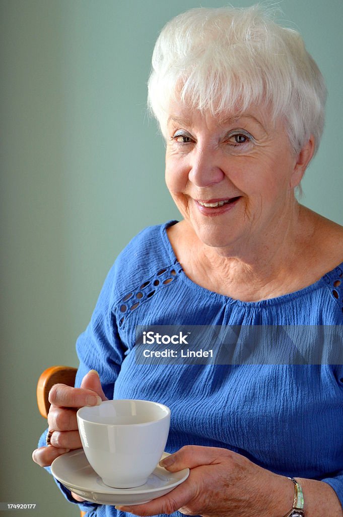 Atraente mulher idosa sorridente, apenas acabar Chávena de Chá - Royalty-free 60-69 Anos Foto de stock