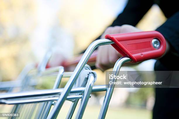 Fazer Compras - Fotografias de stock e mais imagens de Carrinho de Compras - Carrinho de Compras, Empurrar - Atividade Física, A caminho