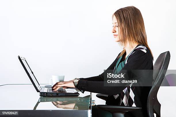 Foto de Mulher Trabalhando Em Um Laptop e mais fotos de stock de Escritório - Escritório, Mulher de Negócios, Perfil - Vista Lateral