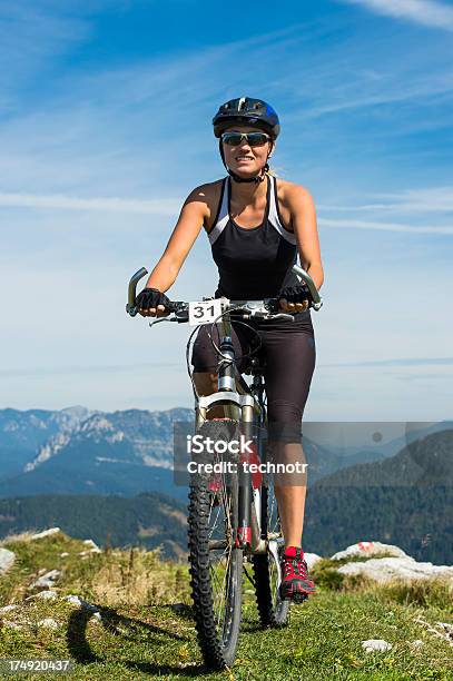 Bela Jovem Ciclismo No Pico Da Montanha - Fotografias de stock e mais imagens de Admirar a Vista - Admirar a Vista, Adulto, Andar de Bicicleta de Montanha