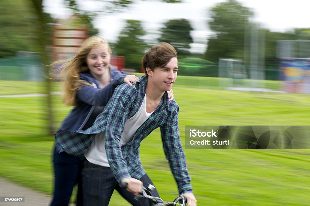 teen coppia allo skatepark - Foto stock royalty-free di 16-17 anni