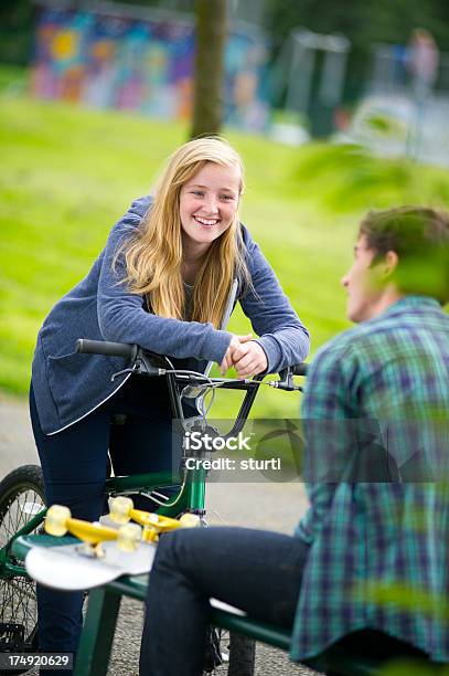 Teen Pareja En Skatepark Foto de stock y más banco de imágenes de 16-17 años - 16-17 años, Adolescente, Adulto