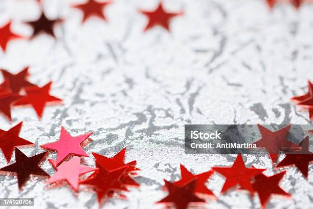 Stelle Su Sfondo Rosso Argento - Fotografie stock e altre immagini di A forma di stella - A forma di stella, Argentato, Brillante