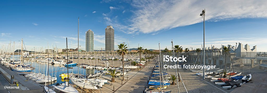 Frente para o Mar Mediterrâneo de Barcelona, Espanha, yacht marina panorama - Foto de stock de Barcelona - Espanha royalty-free