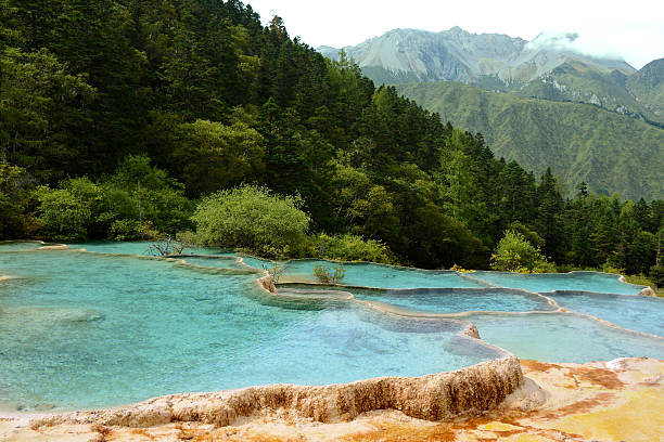 huanglong national park, próximo a jiuzhaijou sichuan, china - huanglong - fotografias e filmes do acervo