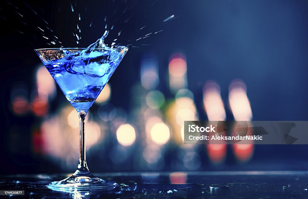Blue Curaçao coquetel em um clube noturno - Foto de stock de Bar royalty-free