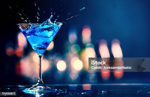 Foto de Blue Curaçao Coquetel Em Um Clube Noturno e mais fotos de stock de Bar - Bar, Bebida, Bebida alcoólica