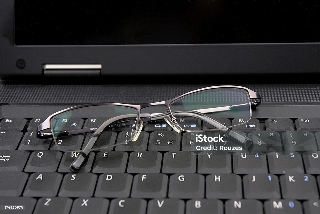 Clavier d'ordinateur portable avec des lunettes - Photo de Affaires libre de droits