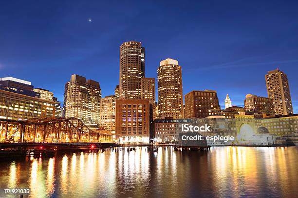 Boston Rowes Wharf Na Nabrzeżu W Nocy - zdjęcia stockowe i więcej obrazów Bez ludzi - Bez ludzi, Biurowiec, Dzielnica nadbrzeżna