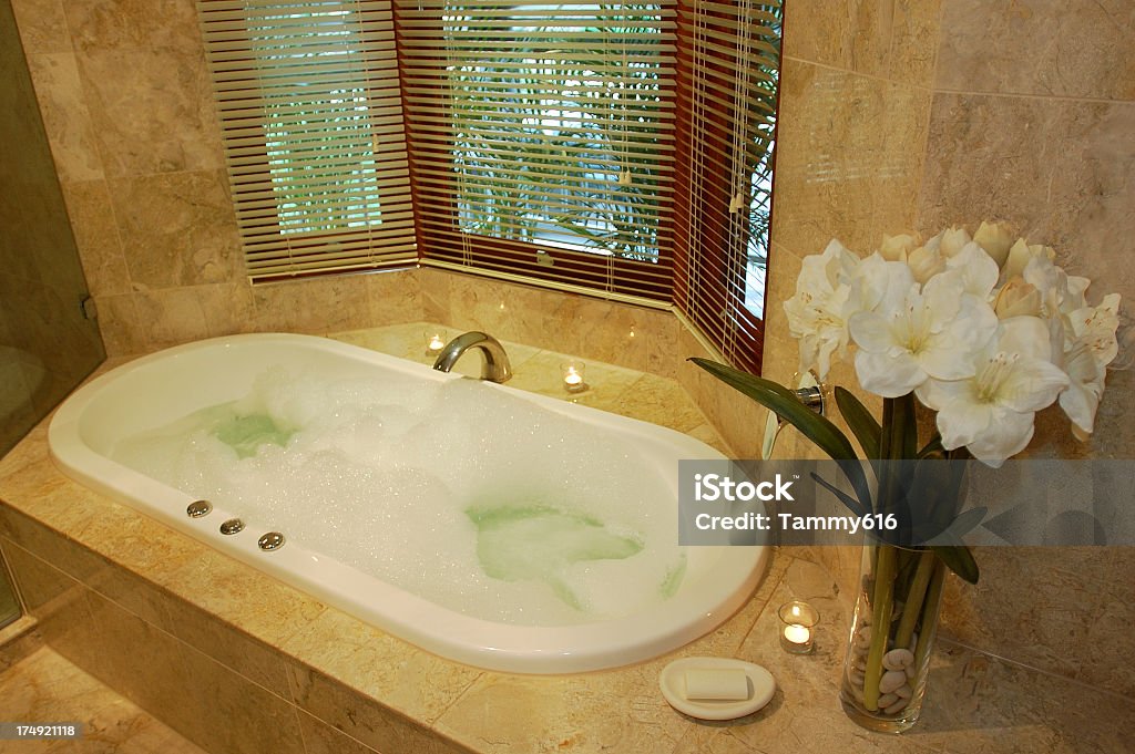 Jacuzzi y piscina de hidromasaje en el baño de mármol. - Foto de stock de Baño de espuma libre de derechos