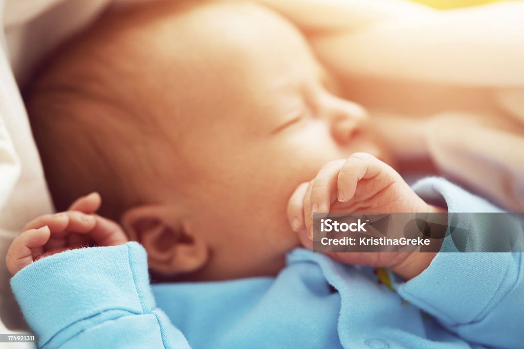 Новорожденный приступов �сна - Стоковые фото 0-1 месяц роялти-фри