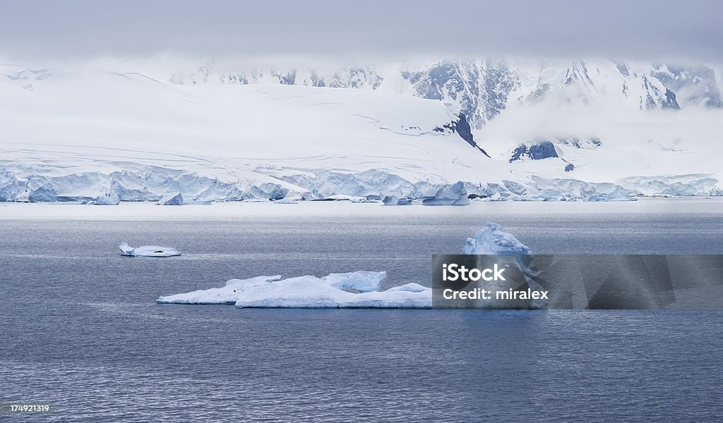 フローティング氷山で南極大陸 - 人里離れたのロイヤリティフリーストックフォト