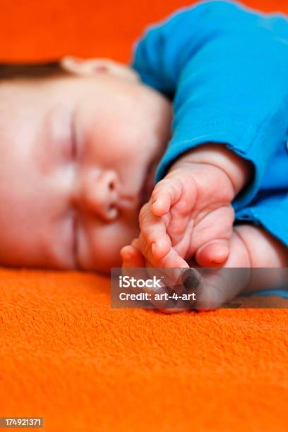 Recién Nacido Bebé Dormir Foto de stock y más banco de imágenes de 0-1 mes - 0-1 mes, 0-11 meses, Acogedor