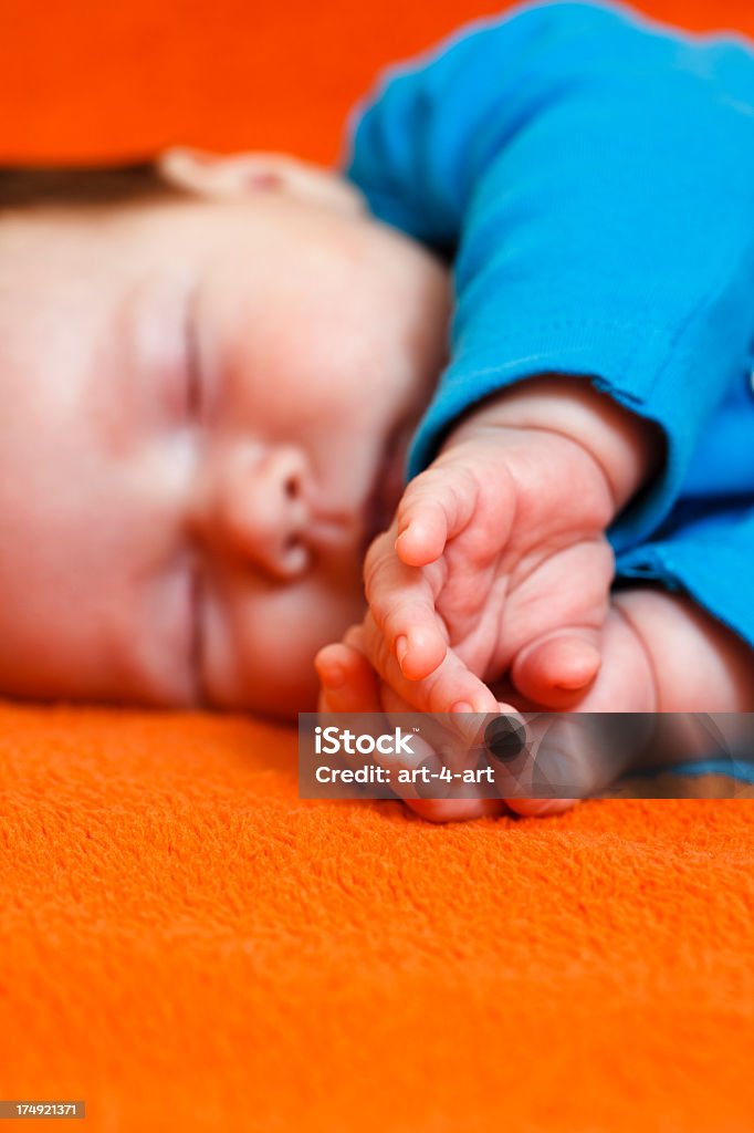 신생아를 진찰해야 슬리핑 - 로열티 프리 0-11 개월 스톡 사진