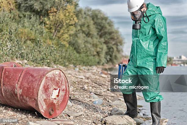 Chemical Umweltverschmutzung Relief Arbeiter Stockfoto und mehr Bilder von Bauarbeiterhelm - Bauarbeiterhelm, Chemikalie, Ein Mann allein