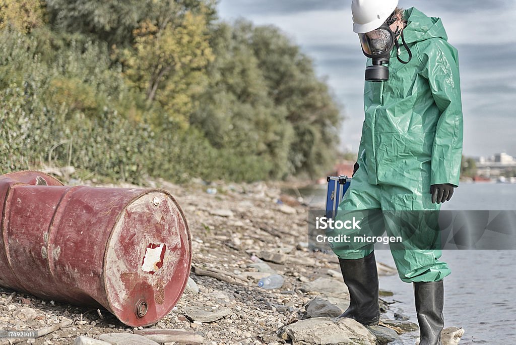 Trabajador descarga de contaminación por sustancias químicas - Foto de stock de Accesorio de cabeza libre de derechos