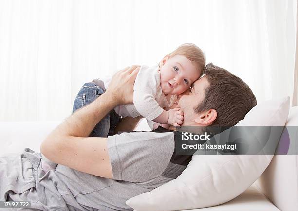 Bonita Criança Brincando Com Seu Pai - Fotografias de stock e mais imagens de 0-11 Meses - 0-11 Meses, Adulto, Alegria