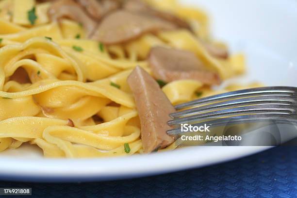 Foto de Tagliatelle Massa Com Cogumelos Closeup e mais fotos de stock de Alimentação Saudável - Alimentação Saudável, Amarelo, Cogumelo Comestível