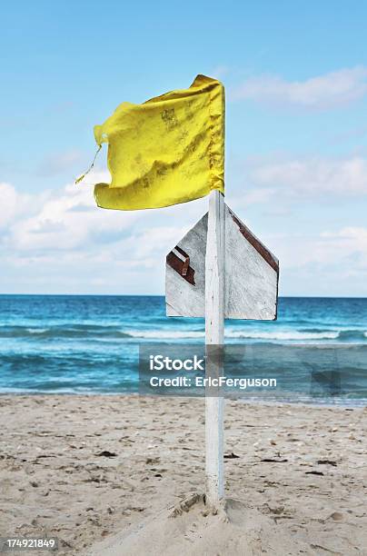 Пляж Предупреждение Флаг — стоковые фотографии и другие картинки Без людей - Без людей, Безопасность, Береговая линия
