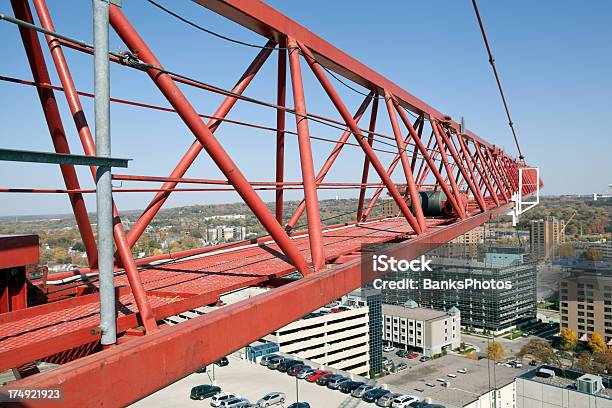 Foto de Torre Do Guindaste Trabalhar Bem Acima Da Cidade e mais fotos de stock de Alto - Descrição Geral - Alto - Descrição Geral, Armação de Construção, Azul