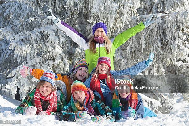 幸せな若い人々のグループの横に雪 - 20代のストックフォトや画像を多数ご用意 - 20代, つながり, アウトドア