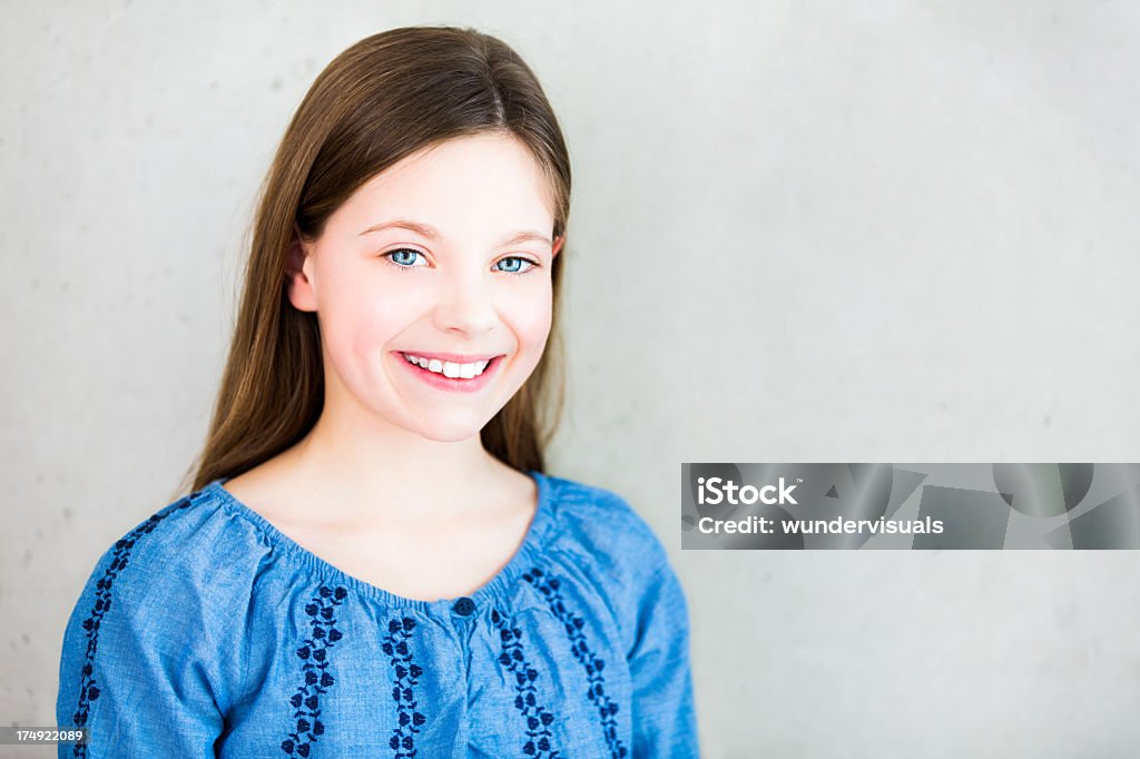 笑顔の女の子にお望みのカメラ - 10歳から11歳のロイヤリティフリーストックフォト