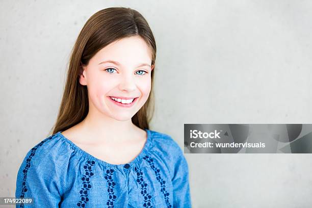 Sorridente Menina Olhar Para A Câmara - Fotografias de stock e mais imagens de 10-11 Anos - 10-11 Anos, Adolescente, Adulto