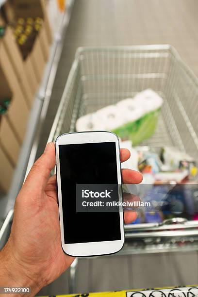 Shopping Im Supermarked Mit Smart Phone Stockfoto und mehr Bilder von Am Telefon - Am Telefon, Aufgabenliste, Ausrüstung und Geräte