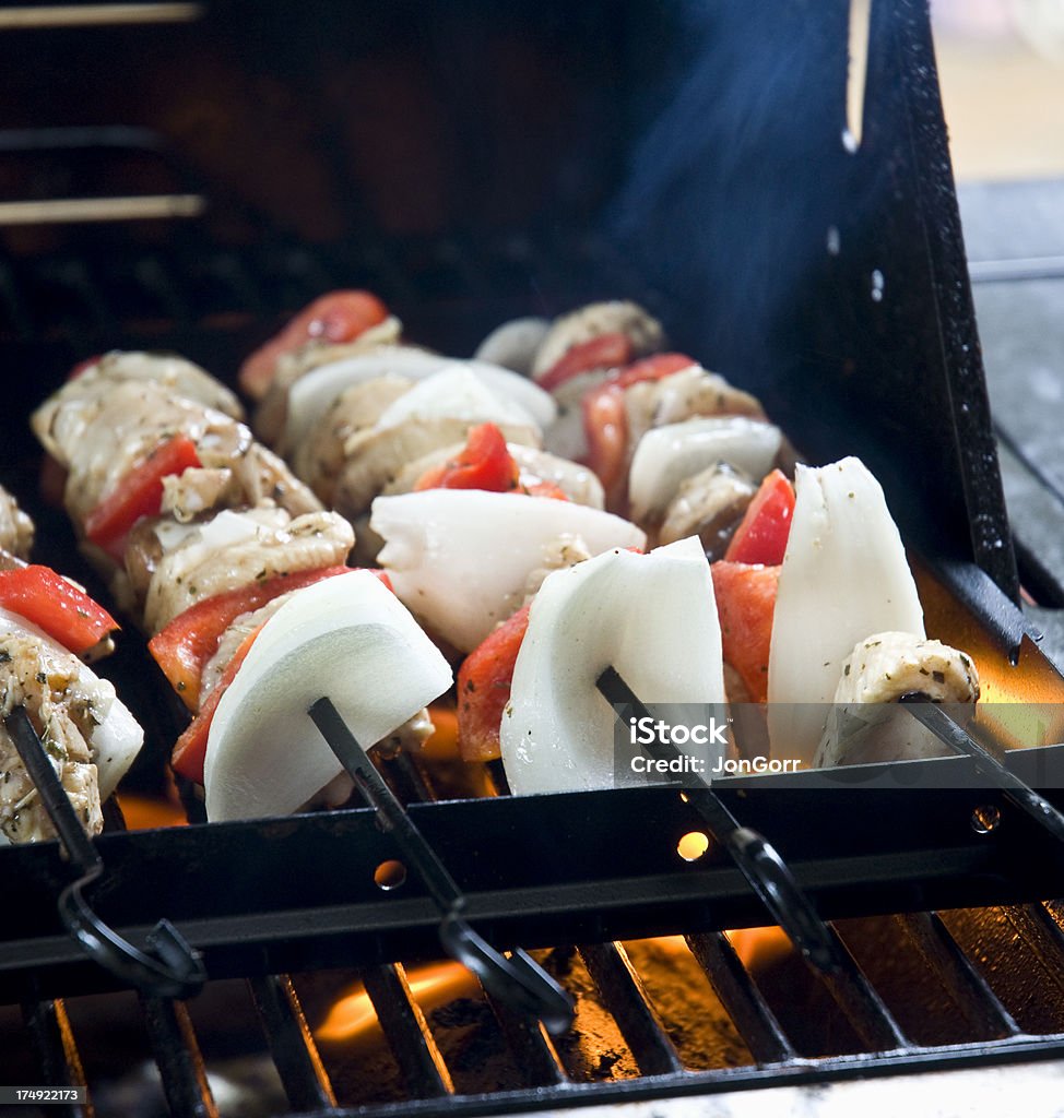 Shishkabob cocinar carne de barbacoa A la parrilla al aire libre y - Foto de stock de Aire libre libre de derechos