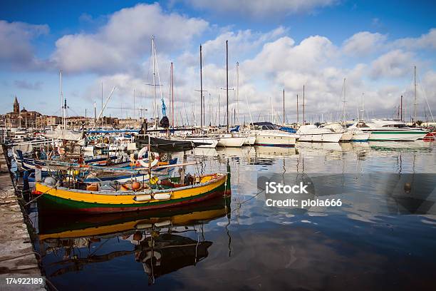 Barcos De Pesca Y Yates En El Puerto De Alghero Sardinia Foto de stock y más banco de imágenes de Alghero