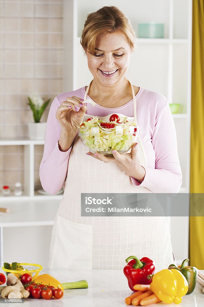 Senior donna in cucina - Foto stock royalty-free di Donne