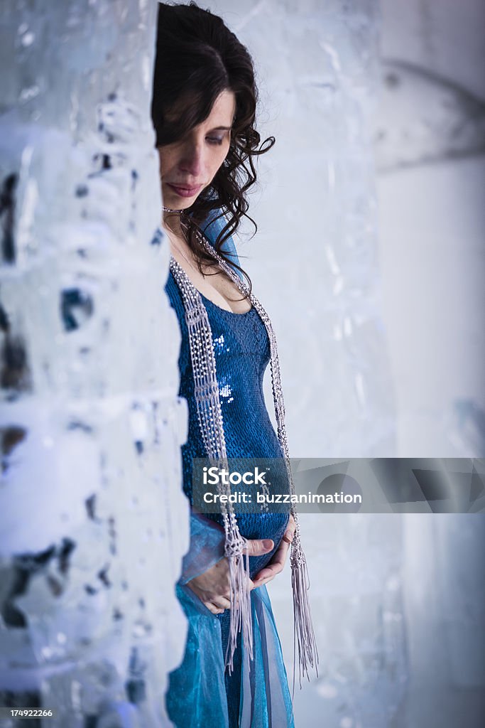 Grávida em um castelo de gelo - Foto de stock de Azul royalty-free